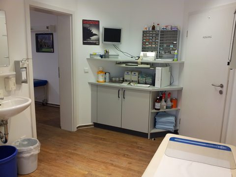 Raum für kleine Chirurgie mit Waschbecken, Instrumentenschrank und Behandlungsliege