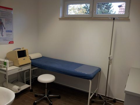 Untersuchungsraum mit Liege und Ultraschallgerät