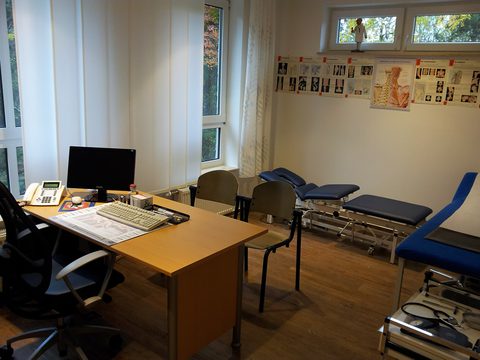 Sprechzimmer mit Schreibtisch und zwei Untersuchungsliegen